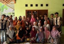 KKN Persyarikatan Muhammadiyah 076 Kenalkan Azolla sebagai Bahan Pupuk Organik Cair kepada KWT Kasihan 1